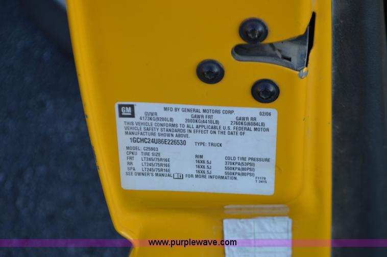 image for item L4560 2006 Chevrolet Silverado 2500 pickup truck