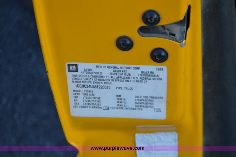 image for item L4560 2006 Chevrolet Silverado 2500 pickup truck