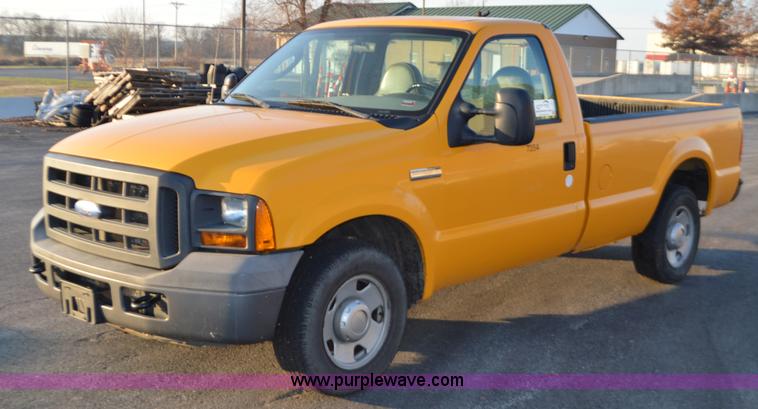 image for item L4561 2005 Ford F250 pickup truck