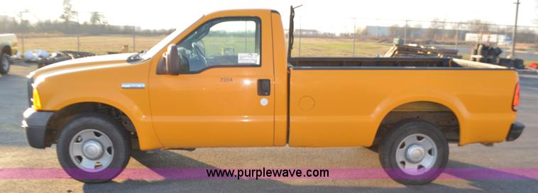 image for item L4561 2005 Ford F250 pickup truck