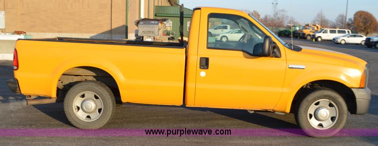 image for item L4561 2005 Ford F250 pickup truck