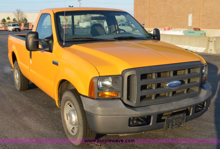 image for item L4561 2005 Ford F250 pickup truck