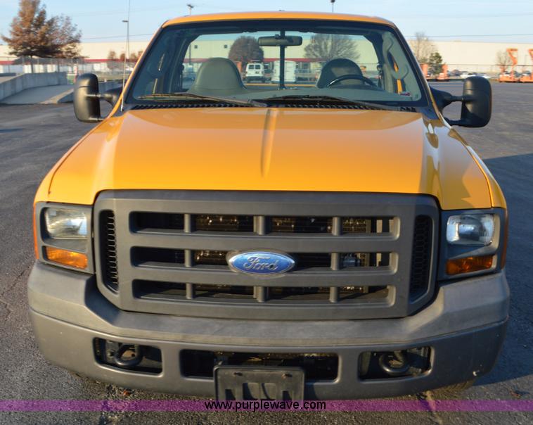 image for item L4561 2005 Ford F250 pickup truck