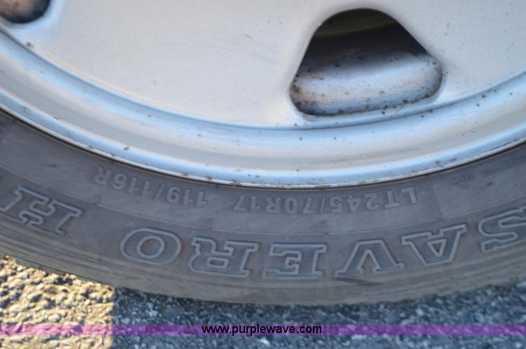 image for item L4561 2005 Ford F250 pickup truck