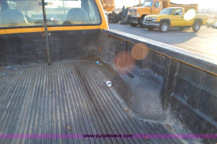 image for item L4561 2005 Ford F250 pickup truck