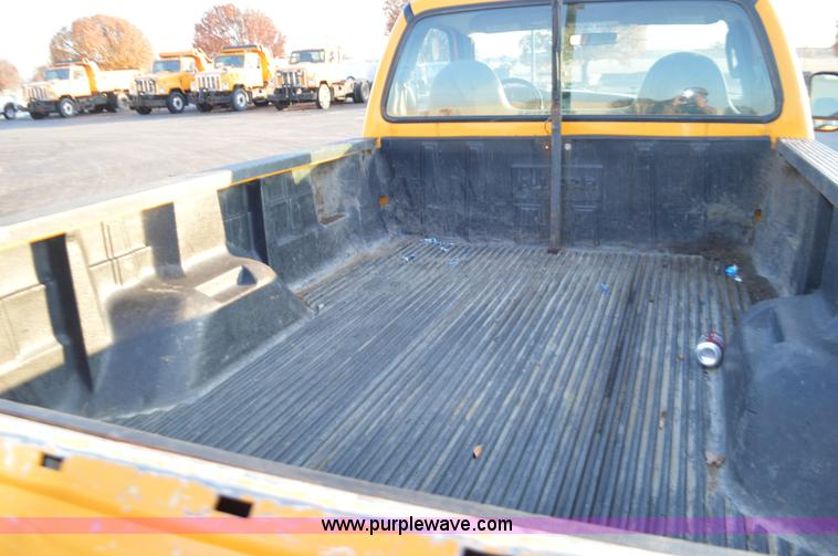 image for item L4561 2005 Ford F250 pickup truck