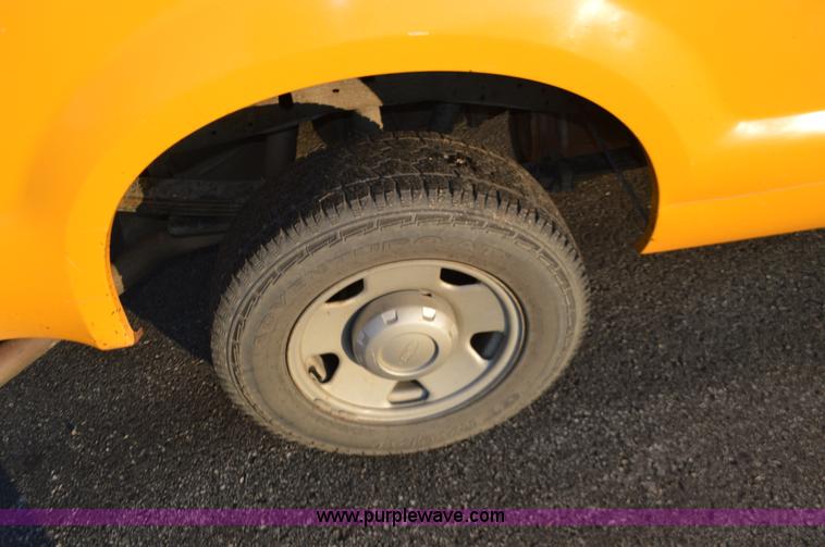 image for item L4561 2005 Ford F250 pickup truck