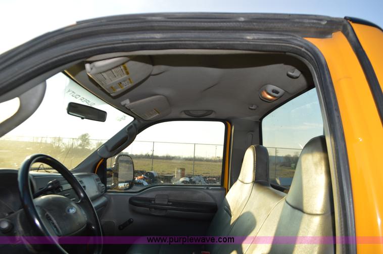 image for item L4561 2005 Ford F250 pickup truck