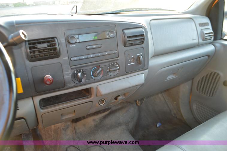 image for item L4561 2005 Ford F250 pickup truck