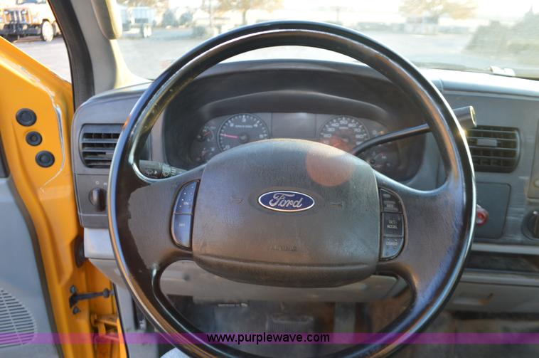 image for item L4561 2005 Ford F250 pickup truck