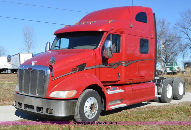 image for item L4594 2006 Peterbilt 387 semi truck