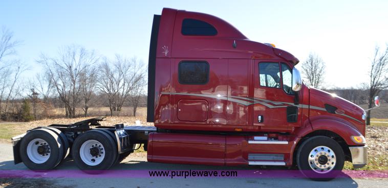 image for item L4594 2006 Peterbilt 387 semi truck