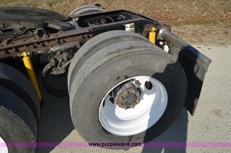 image for item L4594 2006 Peterbilt 387 semi truck