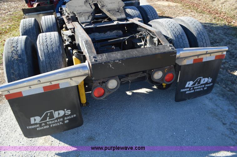 image for item L4594 2006 Peterbilt 387 semi truck