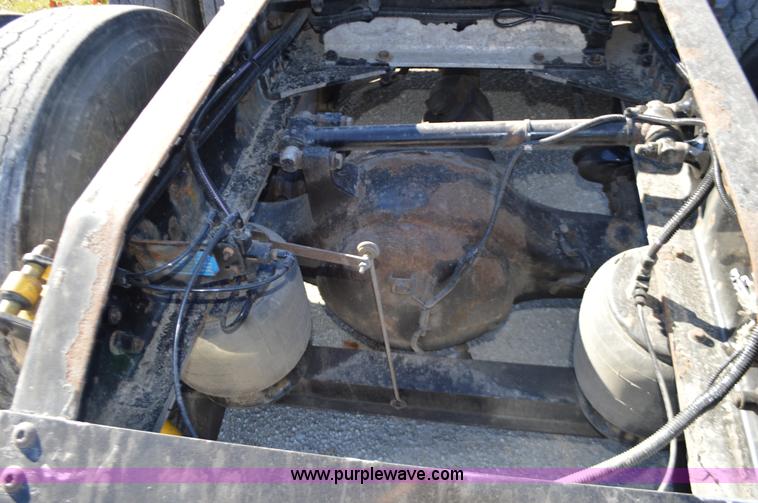 image for item L4594 2006 Peterbilt 387 semi truck