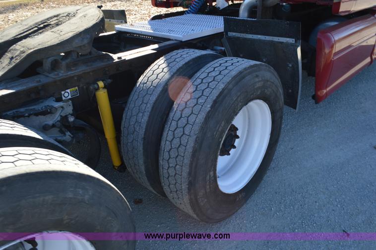 image for item L4594 2006 Peterbilt 387 semi truck