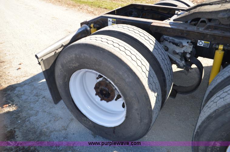 image for item L4594 2006 Peterbilt 387 semi truck