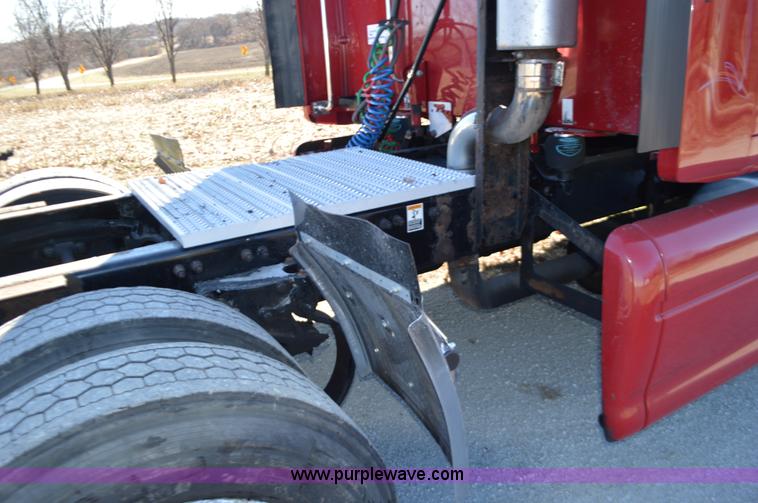 image for item L4594 2006 Peterbilt 387 semi truck