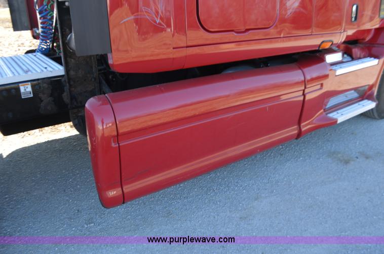 image for item L4594 2006 Peterbilt 387 semi truck