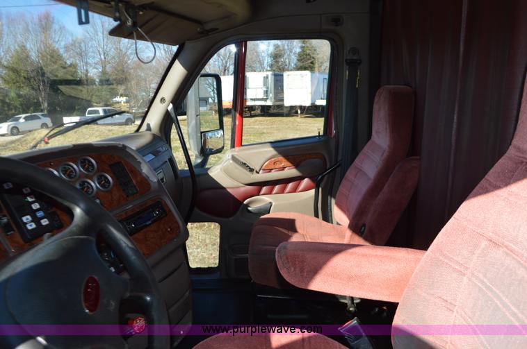 image for item L4594 2006 Peterbilt 387 semi truck