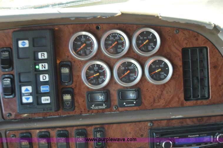 image for item L4594 2006 Peterbilt 387 semi truck