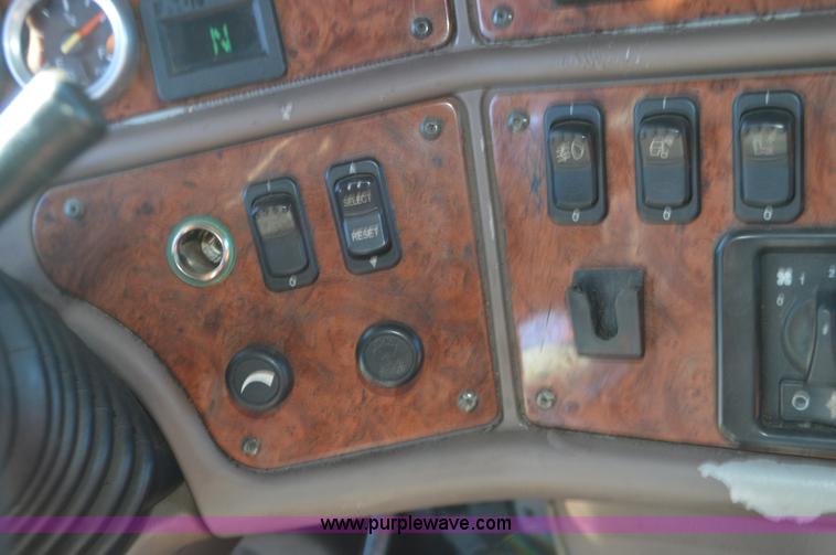 image for item L4594 2006 Peterbilt 387 semi truck