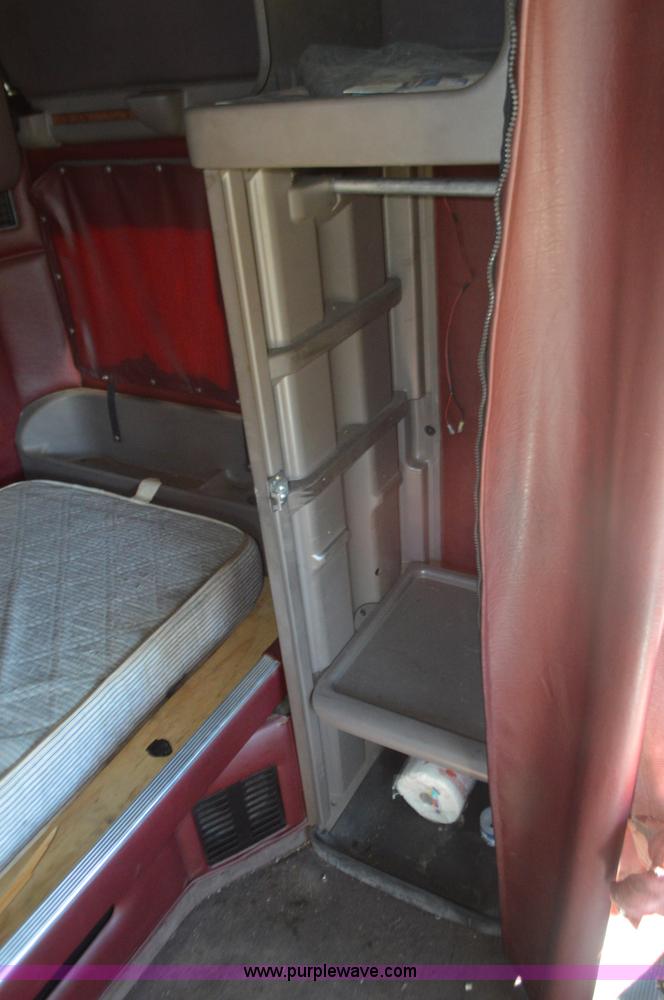 image for item L4594 2006 Peterbilt 387 semi truck