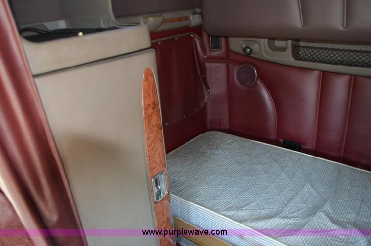 image for item L4594 2006 Peterbilt 387 semi truck