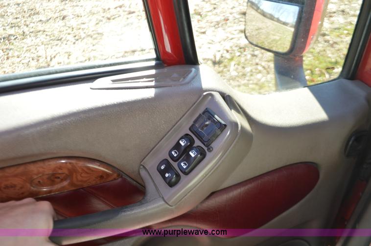 image for item L4594 2006 Peterbilt 387 semi truck