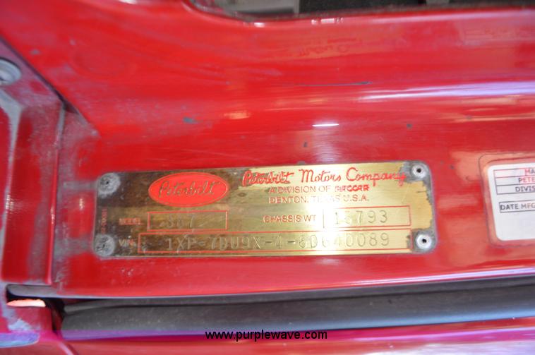 image for item L4594 2006 Peterbilt 387 semi truck