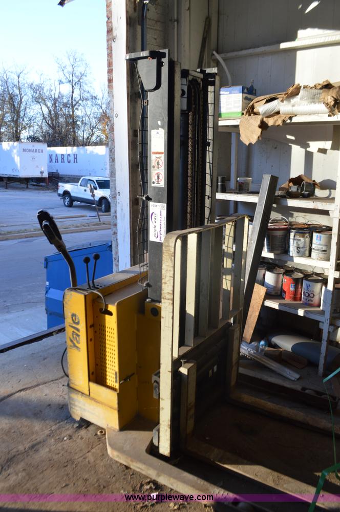 image for item L4624 Yale electric pallet jack
