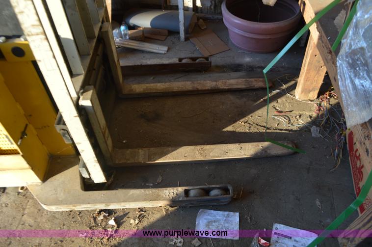 image for item L4624 Yale electric pallet jack