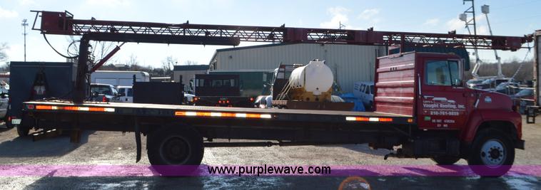 image for item L4636 1984 Ford F700 roofing conveyor truck