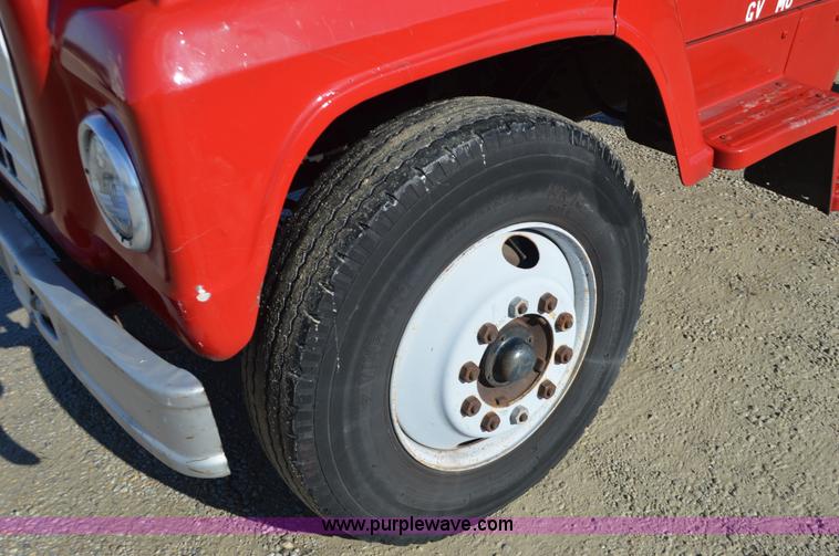 image for item L4636 1984 Ford F700 roofing conveyor truck