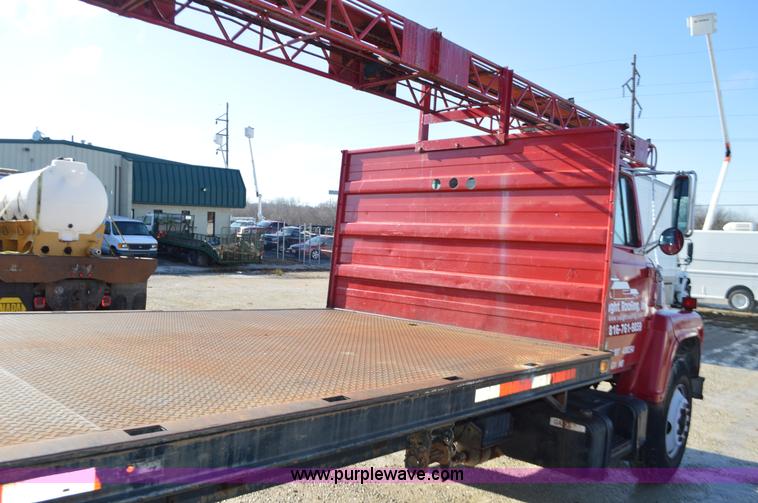 image for item L4636 1984 Ford F700 roofing conveyor truck