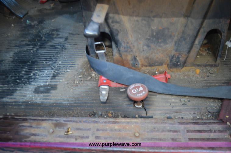 image for item L4636 1984 Ford F700 roofing conveyor truck