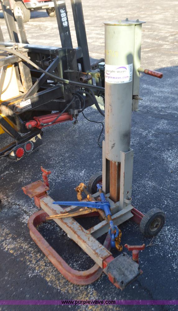Pneumatic bumper jack in Lee's Summit, MO Item L4651 sold Purple Wave