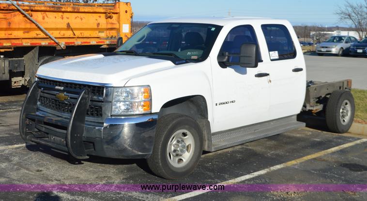image for item L4657 2009 Chevrolet Silverado 2500HD Crew Cab pickup truck cab and chassis