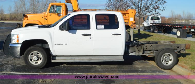 image for item L4657 2009 Chevrolet Silverado 2500HD Crew Cab pickup truck cab and chassis