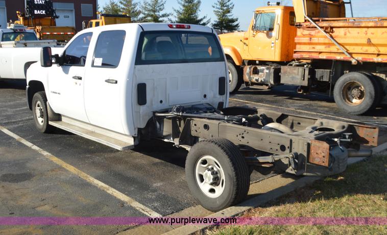 image for item L4657 2009 Chevrolet Silverado 2500HD Crew Cab pickup truck cab and chassis