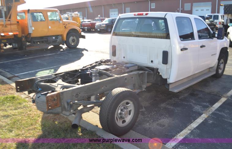 image for item L4657 2009 Chevrolet Silverado 2500HD Crew Cab pickup truck cab and chassis