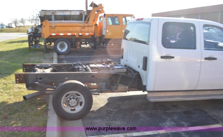 image for item L4657 2009 Chevrolet Silverado 2500HD Crew Cab pickup truck cab and chassis