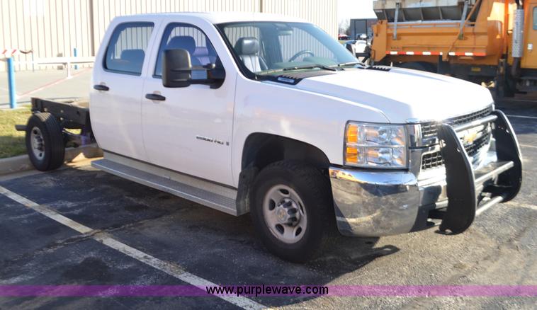 image for item L4657 2009 Chevrolet Silverado 2500HD Crew Cab pickup truck cab and chassis