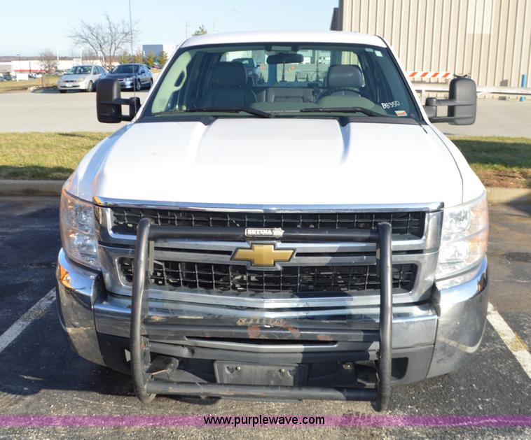 image for item L4657 2009 Chevrolet Silverado 2500HD Crew Cab pickup truck cab and chassis