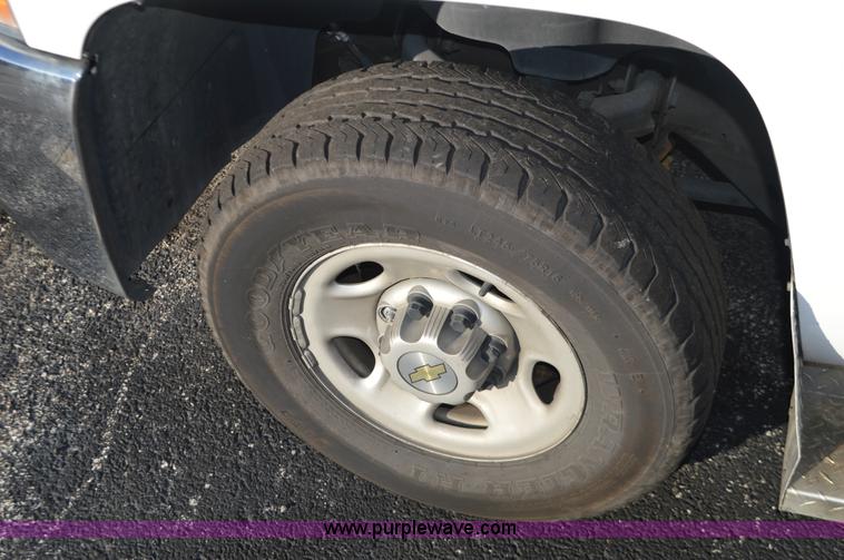 image for item L4657 2009 Chevrolet Silverado 2500HD Crew Cab pickup truck cab and chassis