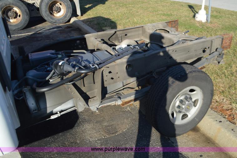 image for item L4657 2009 Chevrolet Silverado 2500HD Crew Cab pickup truck cab and chassis