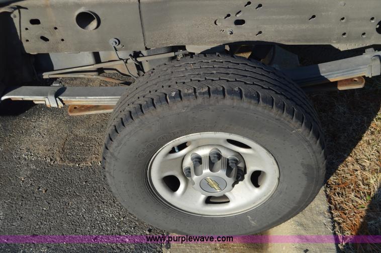 image for item L4657 2009 Chevrolet Silverado 2500HD Crew Cab pickup truck cab and chassis