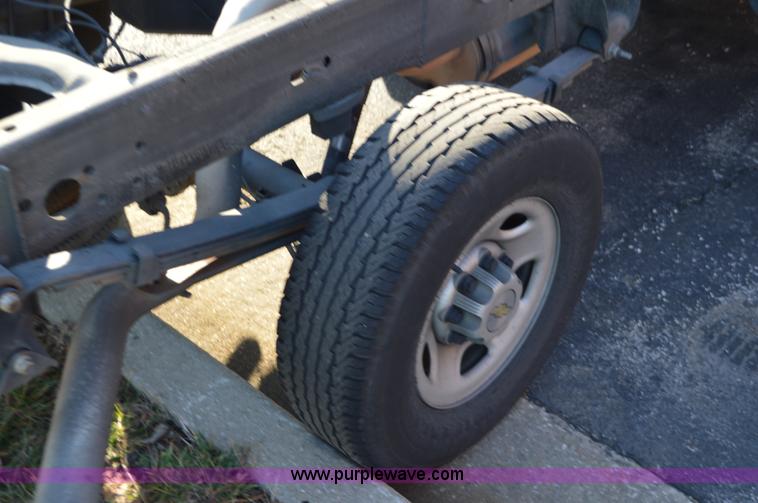 image for item L4657 2009 Chevrolet Silverado 2500HD Crew Cab pickup truck cab and chassis