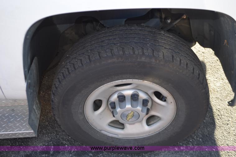 image for item L4657 2009 Chevrolet Silverado 2500HD Crew Cab pickup truck cab and chassis