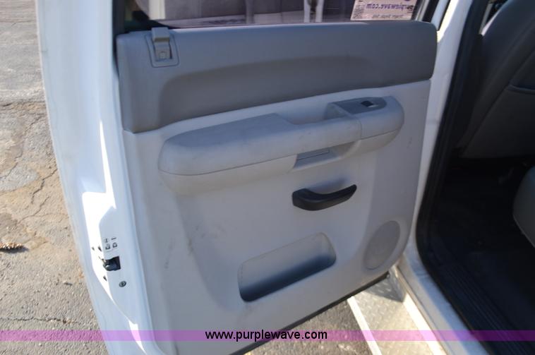 image for item L4657 2009 Chevrolet Silverado 2500HD Crew Cab pickup truck cab and chassis